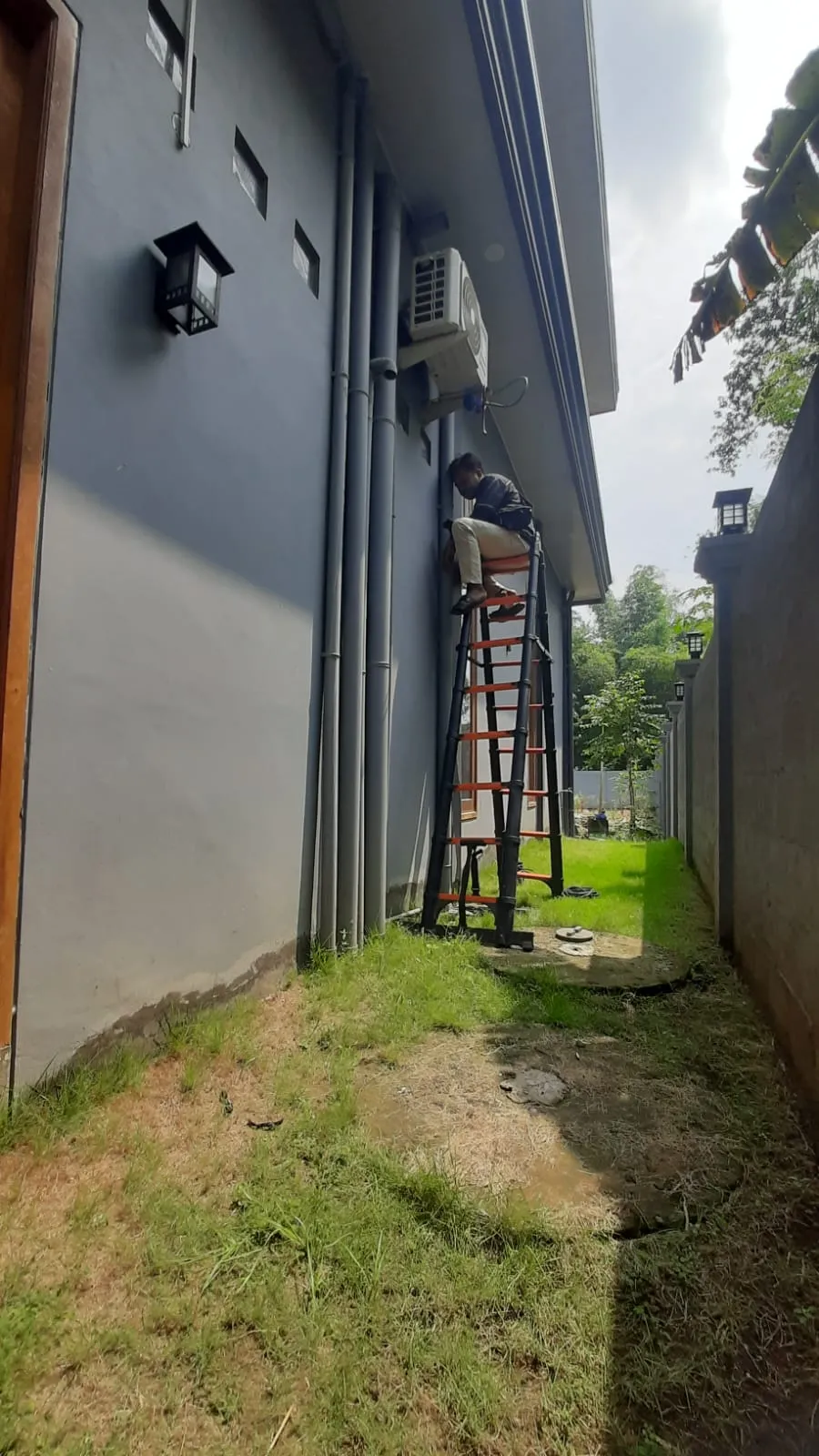 Pembersihan komponen AC oleh Reparasi AC Jombang
