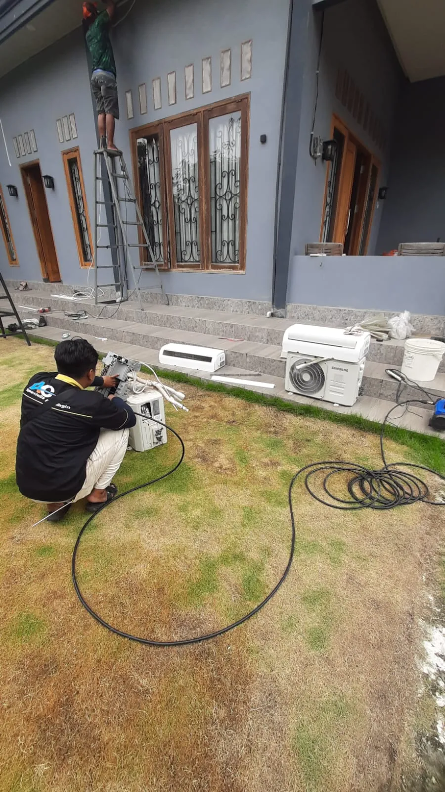 Teknisi AC Reparasi AC Jombang sedang melakukan service