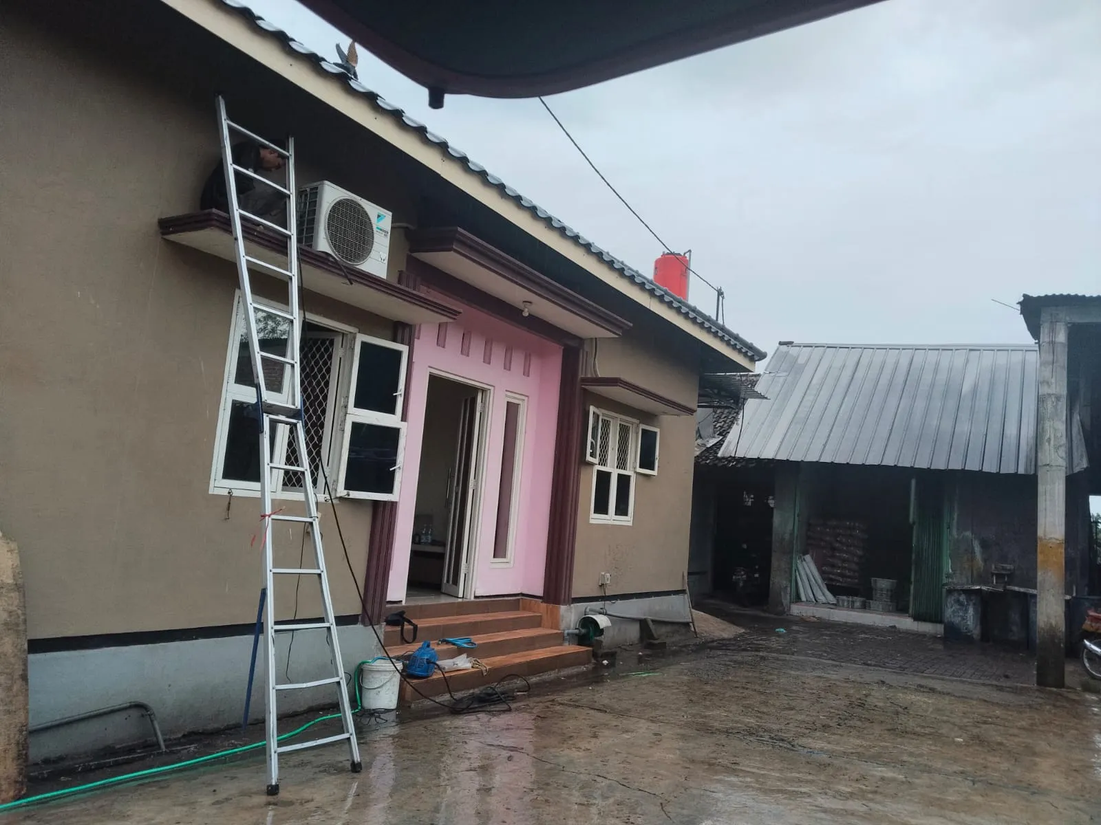 Cek tekanan freon AC