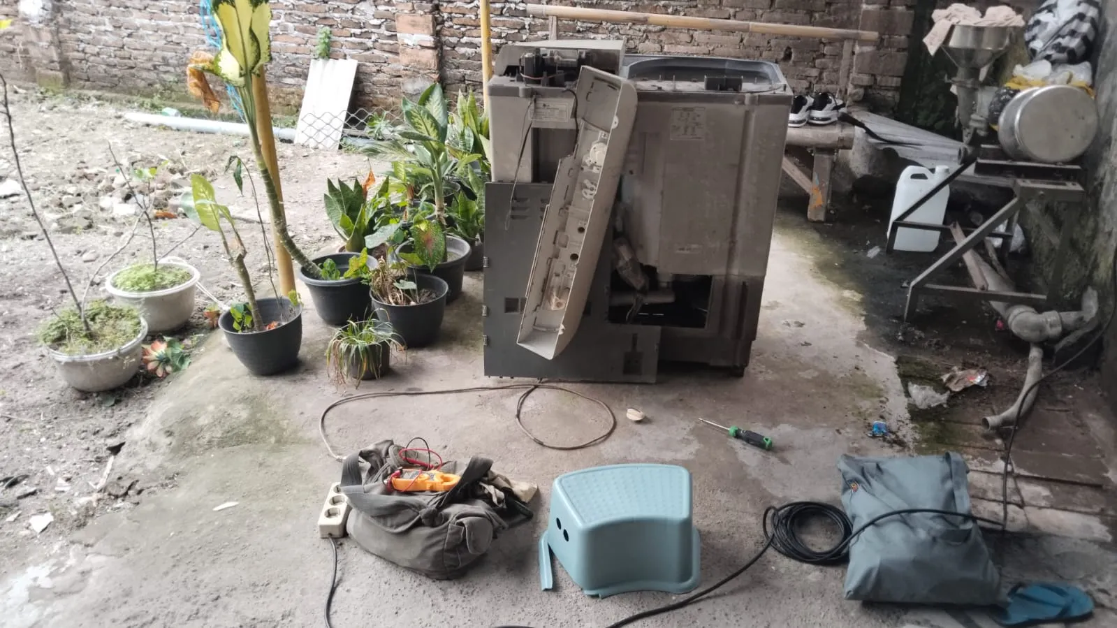 Pemasangan unit outdoor